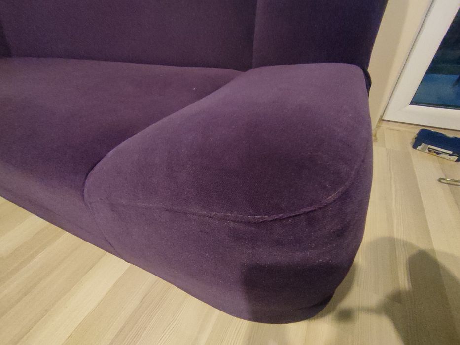 Rozkładana fioletowa kanapa, sofa, tapczan