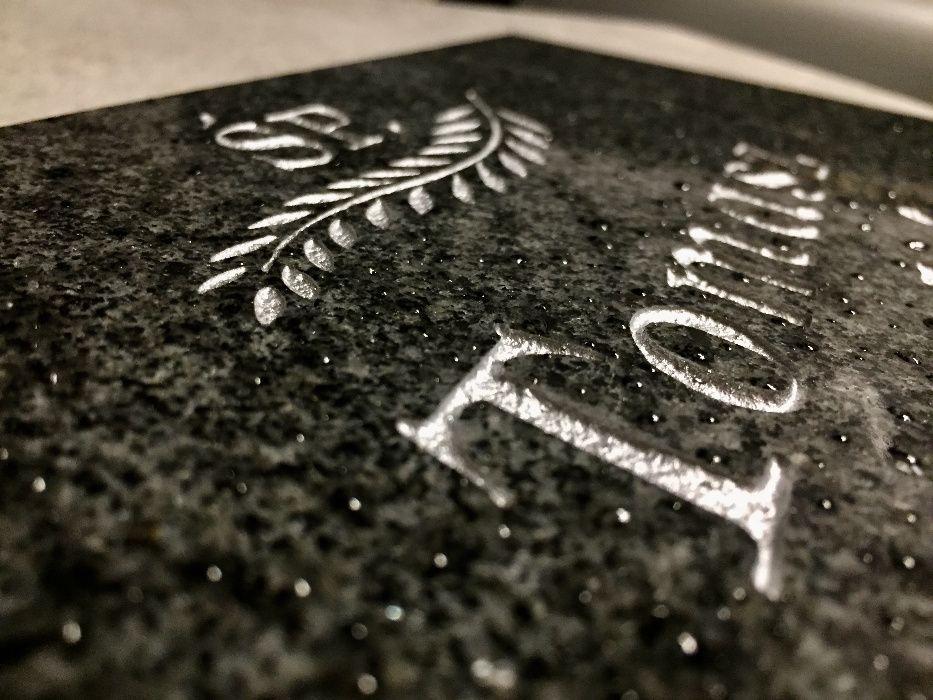 Nagrobek granitowy montaż + napisy 5500 zł