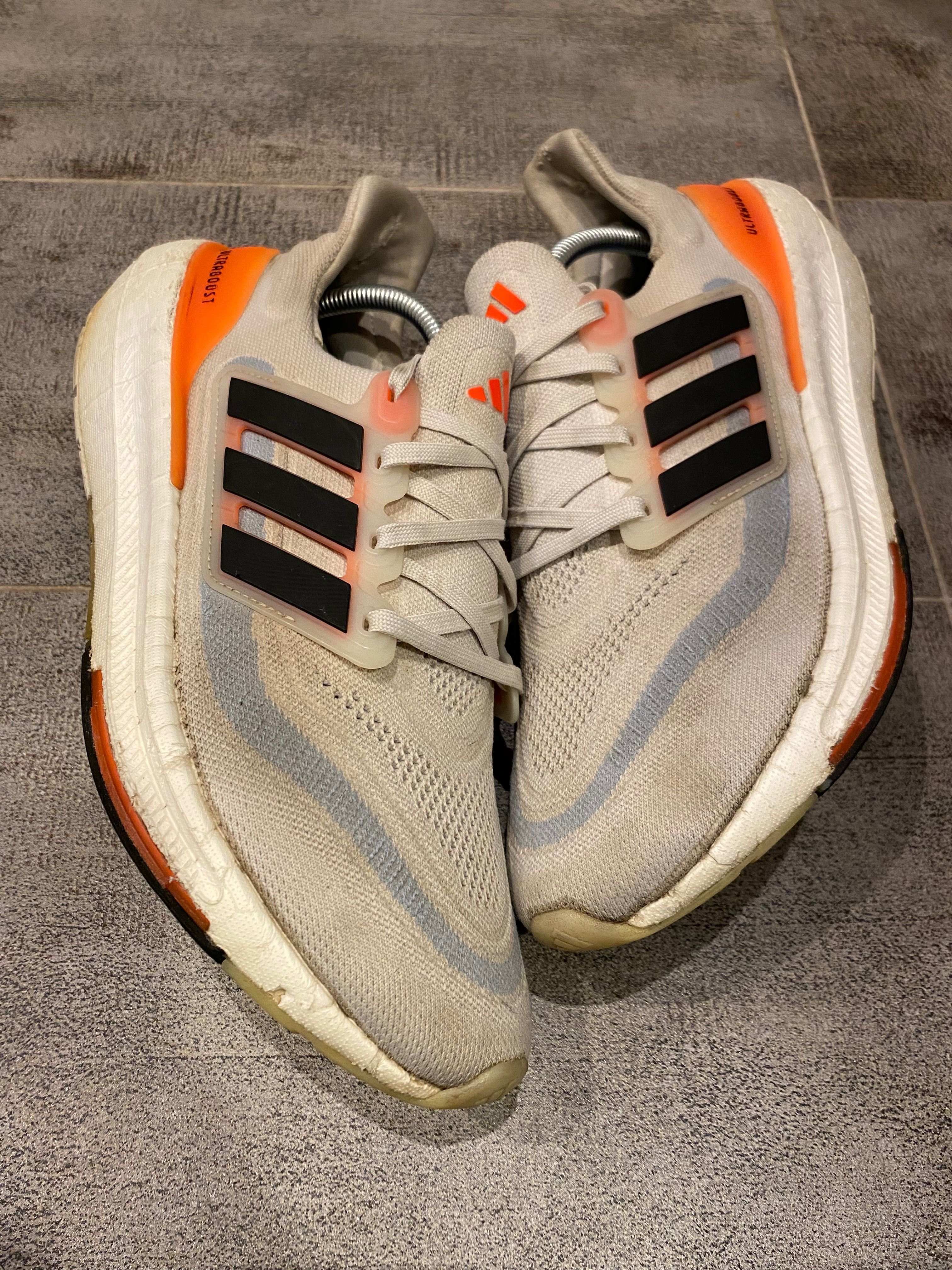 Adidasy 43 r 28 cm Light Boost buty sportowe do biegania Ultra białe