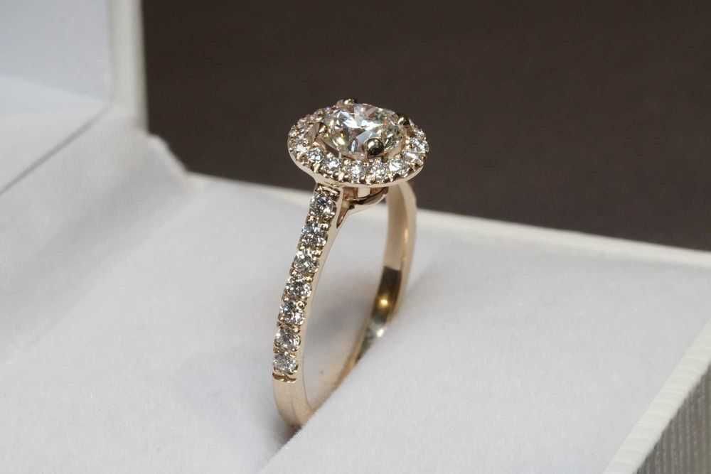 Pierścionek zaręczynowy z brylantami 1,5 CT Certyfikat HRD
