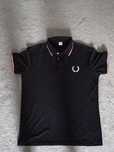 koszulką "Fred Perry"