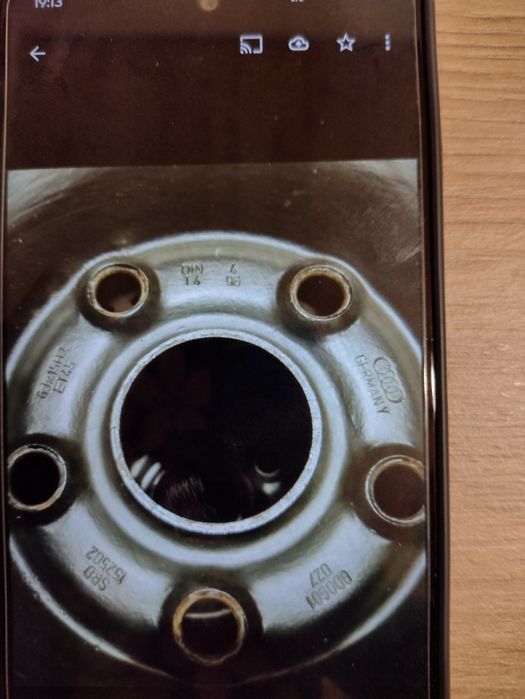 Felgi stalowe z oponami.