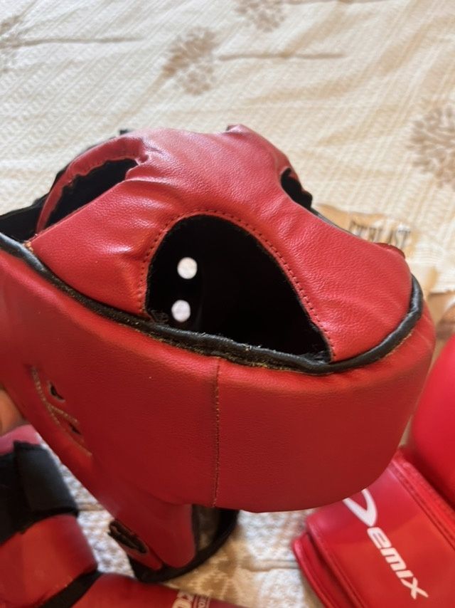 Перчатки боксерские Demix,защита на ноги и шлем на голову