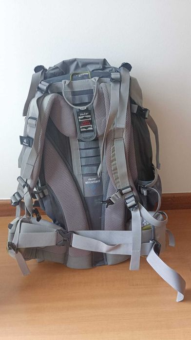 Vendo Mochila Deuter Futura Air Trek SL45+10L e Bolsa de Chuva Quechua