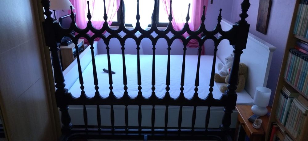 Cama de casal vintage mogno com estrado