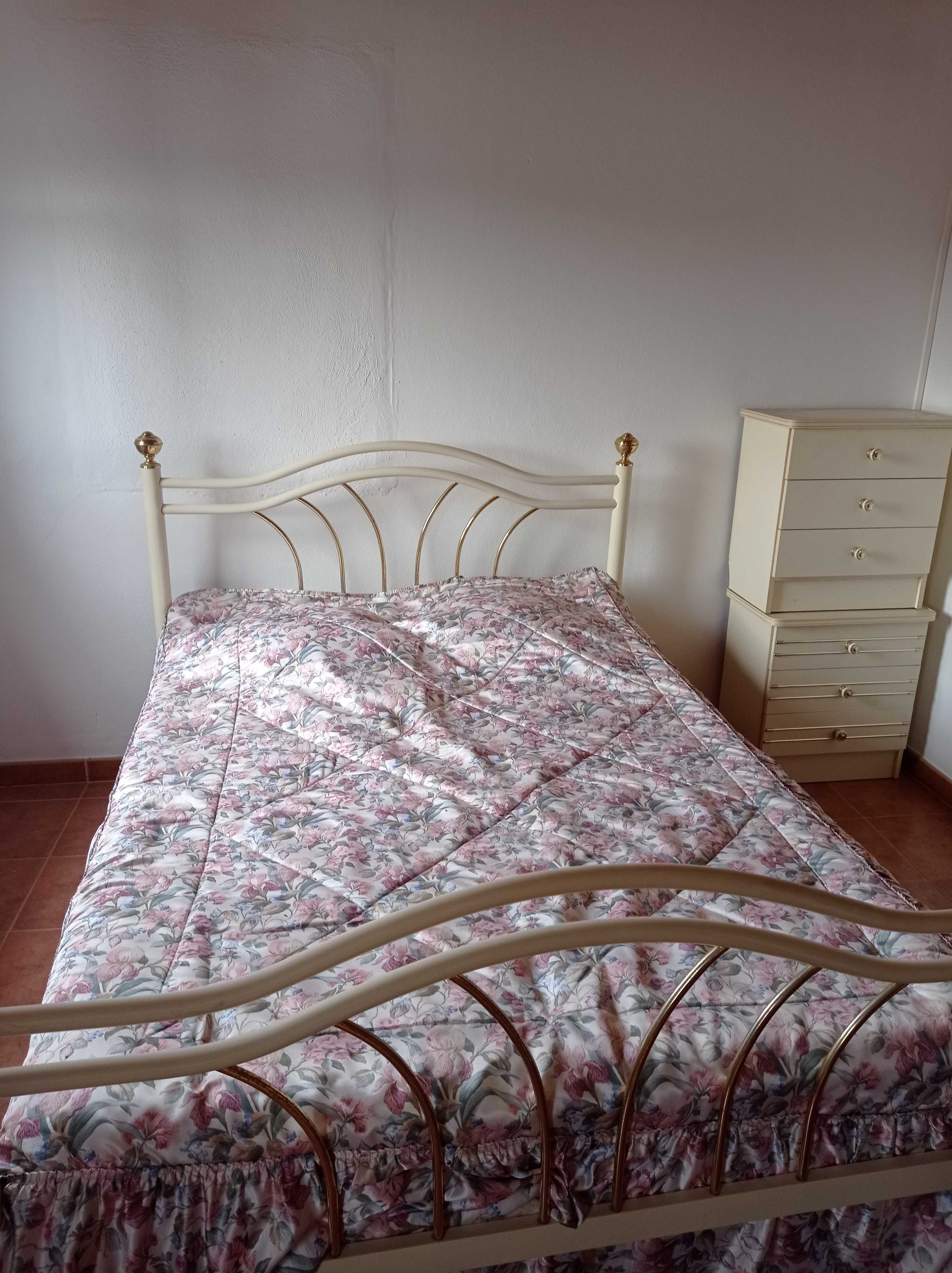 Cama de casal em ferro