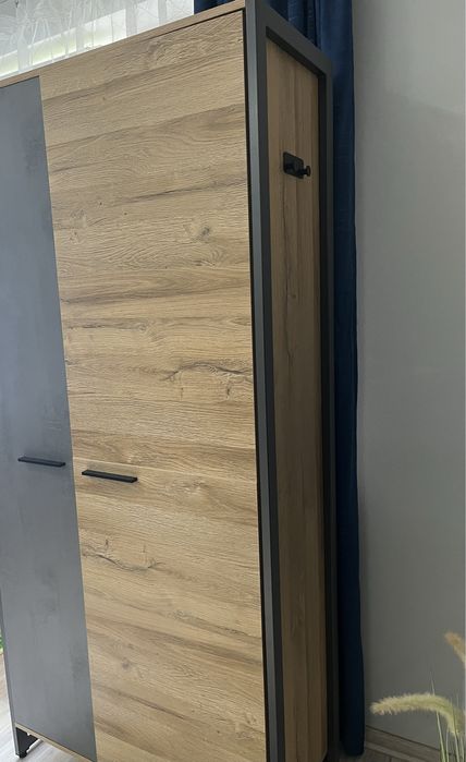 Szafa na kurtki z półką