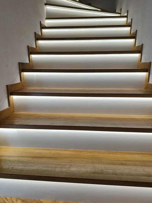 Oferuje usługi stolarskie,  produkcja i montaż schodów każdego typu