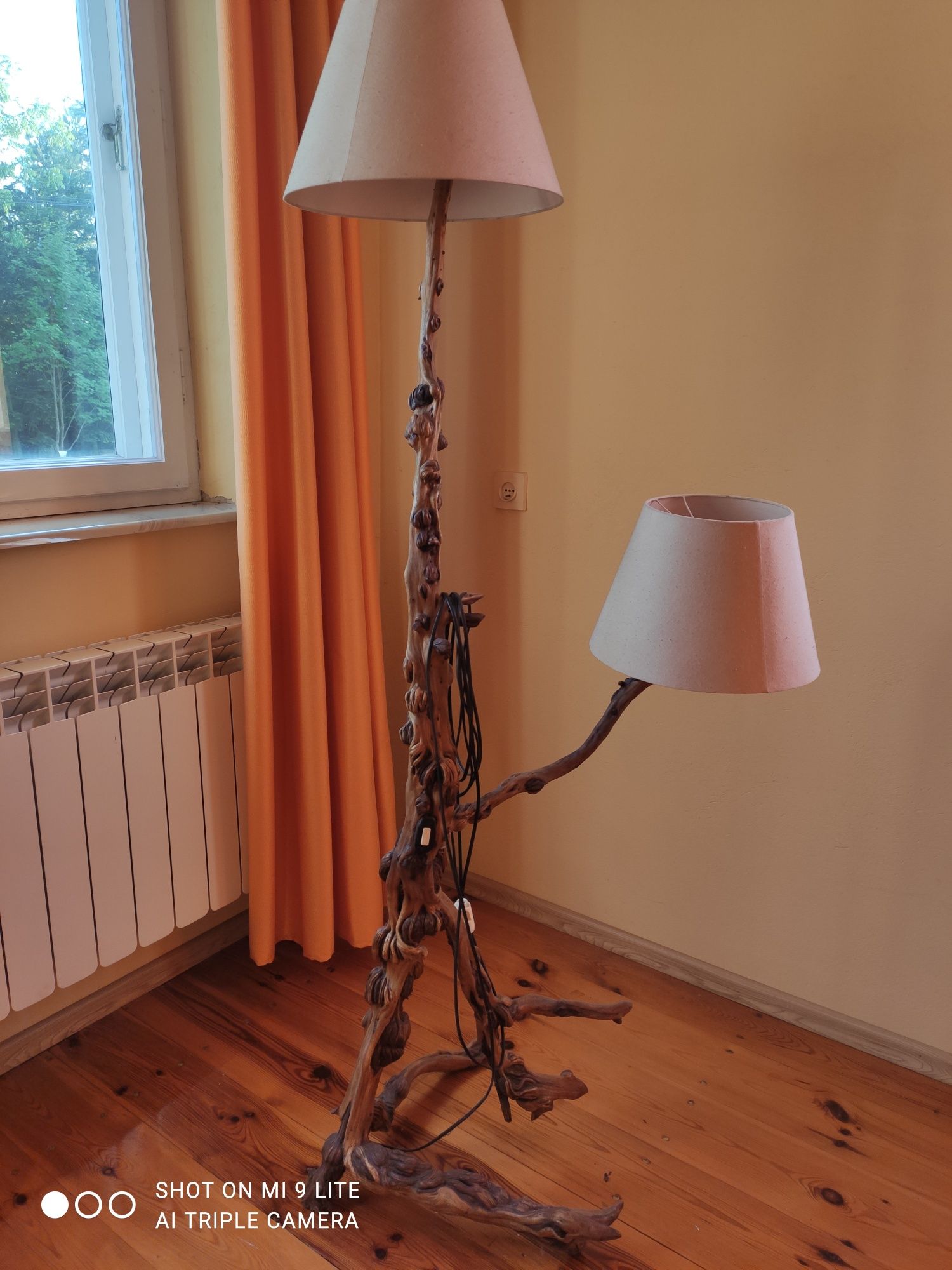 Lampa stojąca drewniana