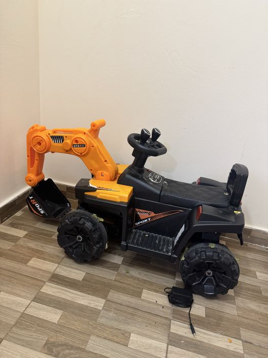 Екскаватор на управлінні, електромашина, трактор