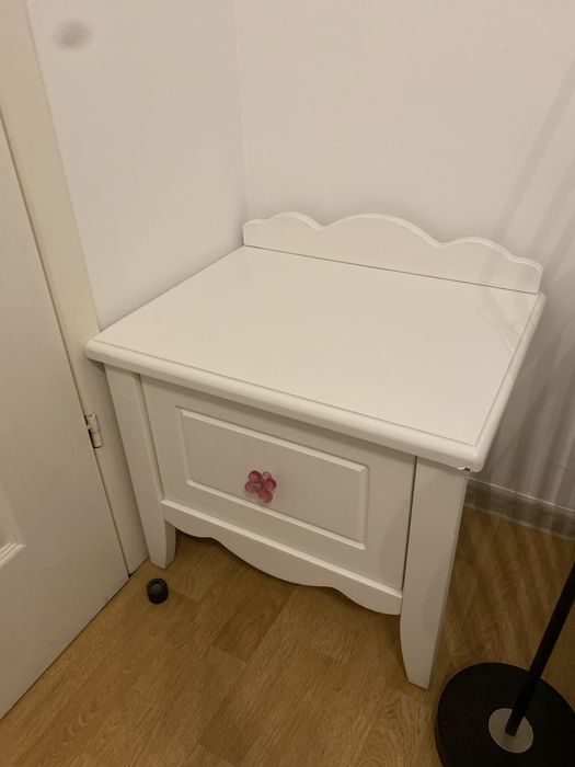 Szafka nocna do pokoju dziewczynki prowansalska biała