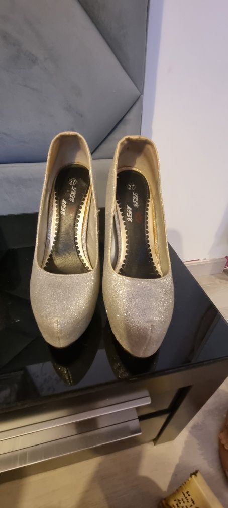 Sapatos altos de cerimónia