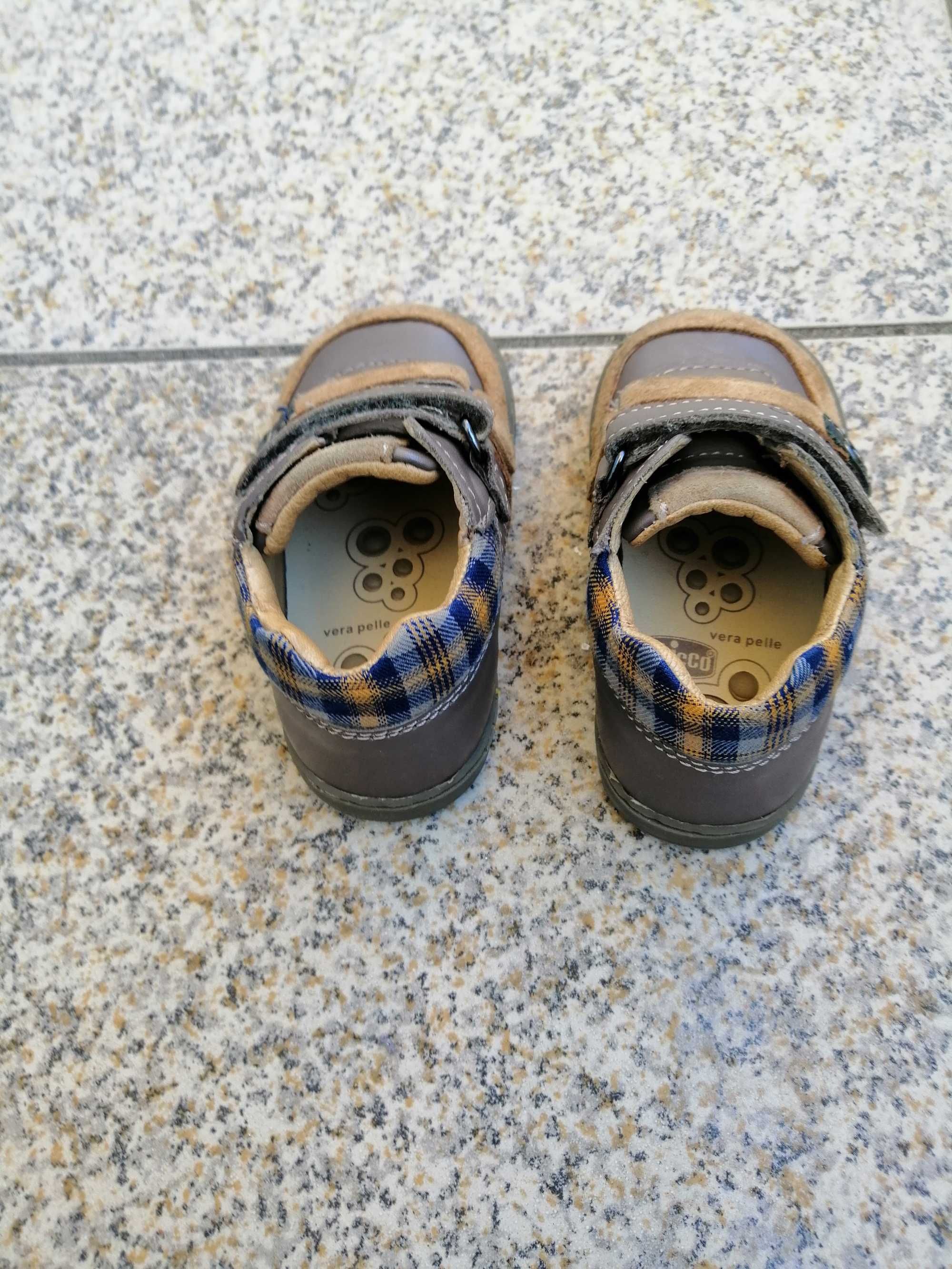 Sapatos de bebé, marca Chicco, tamanho 19