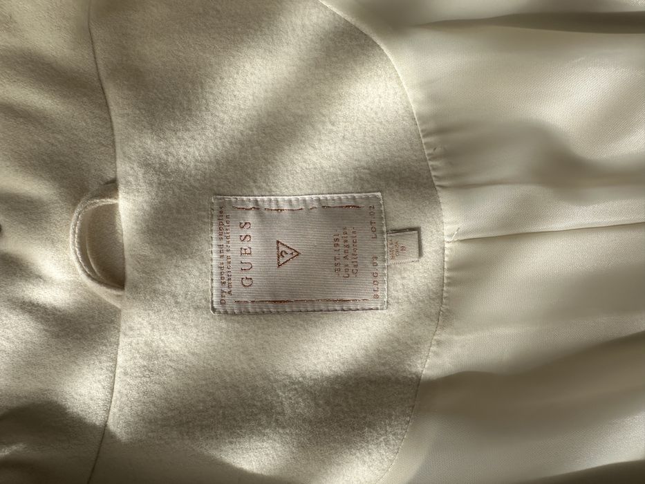 Casaco Guess cor pérola, tamanho M