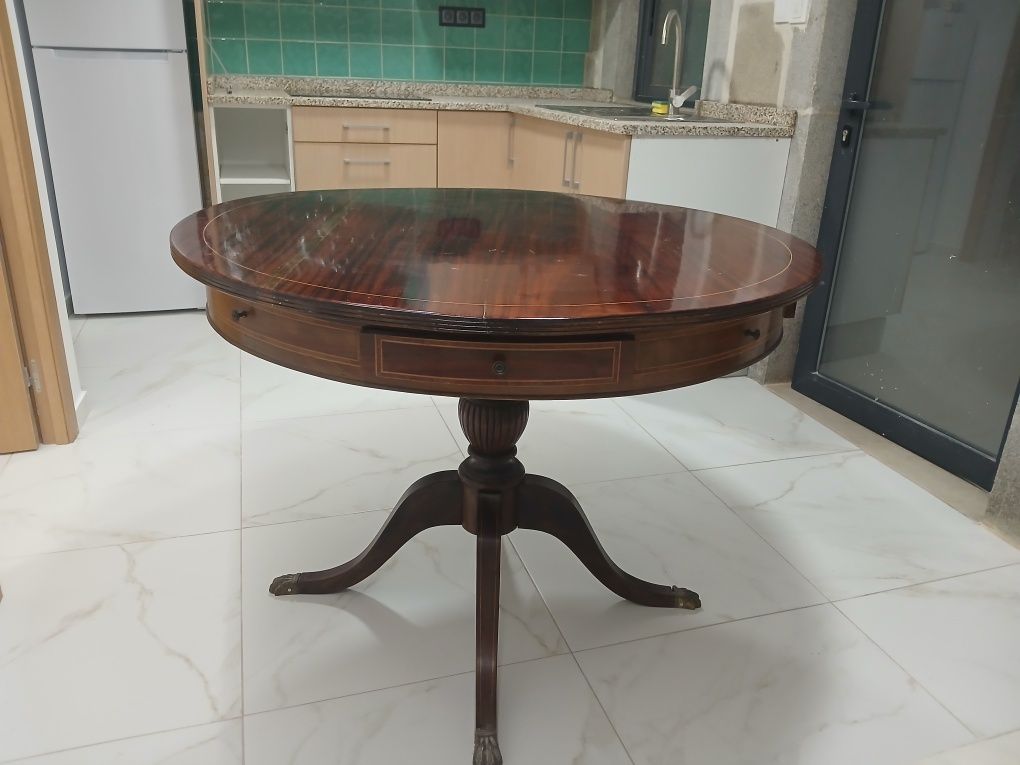 Mesa de jantar em madeira