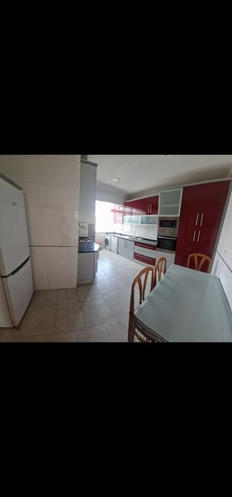Alugo quarto compartilhado com suite na Amadora