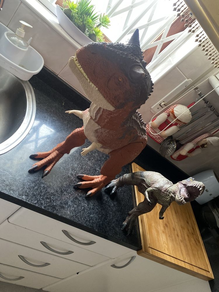 Vendo 2 dinossauros de brincar