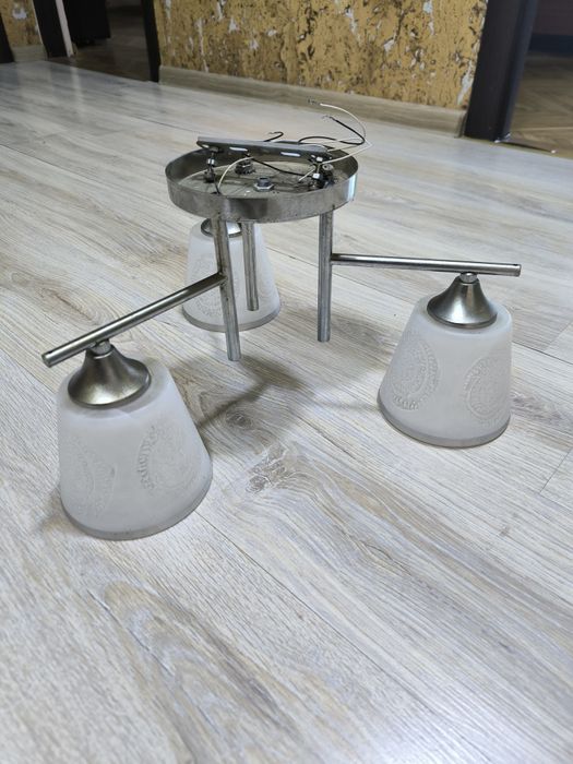 Продам люстри в хорошому стані