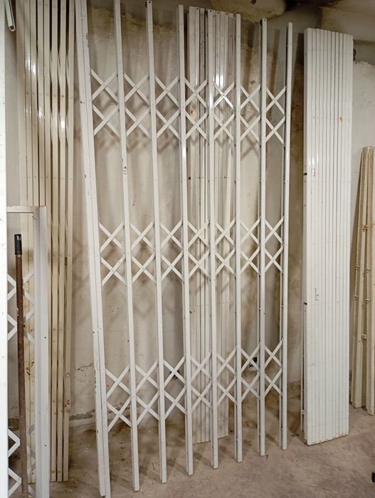 Grades de segurança, de cor branca, para proteção de portas e janelas