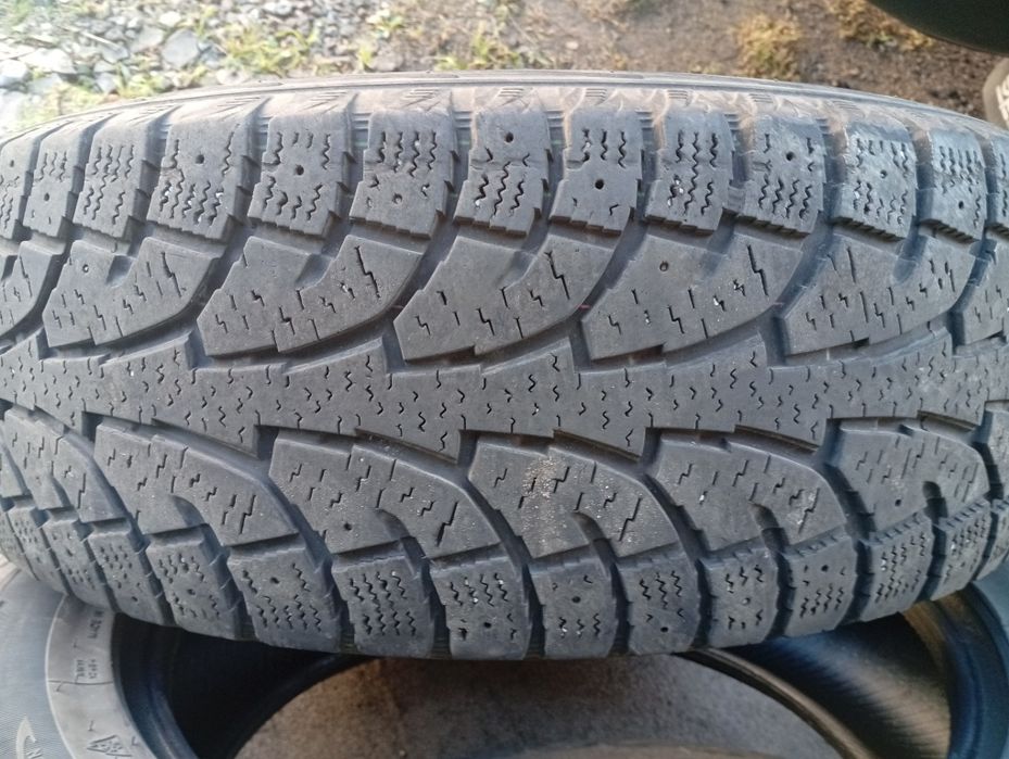 Продам  зимнюю резину 225/65 R17