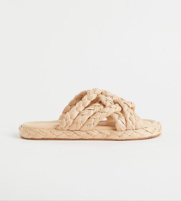 Klapki H&M z plecionej słomki. Nowe, a TANIEJ niż w sklepie!
