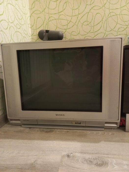 Кольоровий телевізор Toshiba з кріпленням на стіну б/у