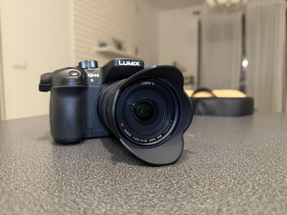 Aparat Panasonic Lumix GH4 wraz z obiektywem Lumix 12-35