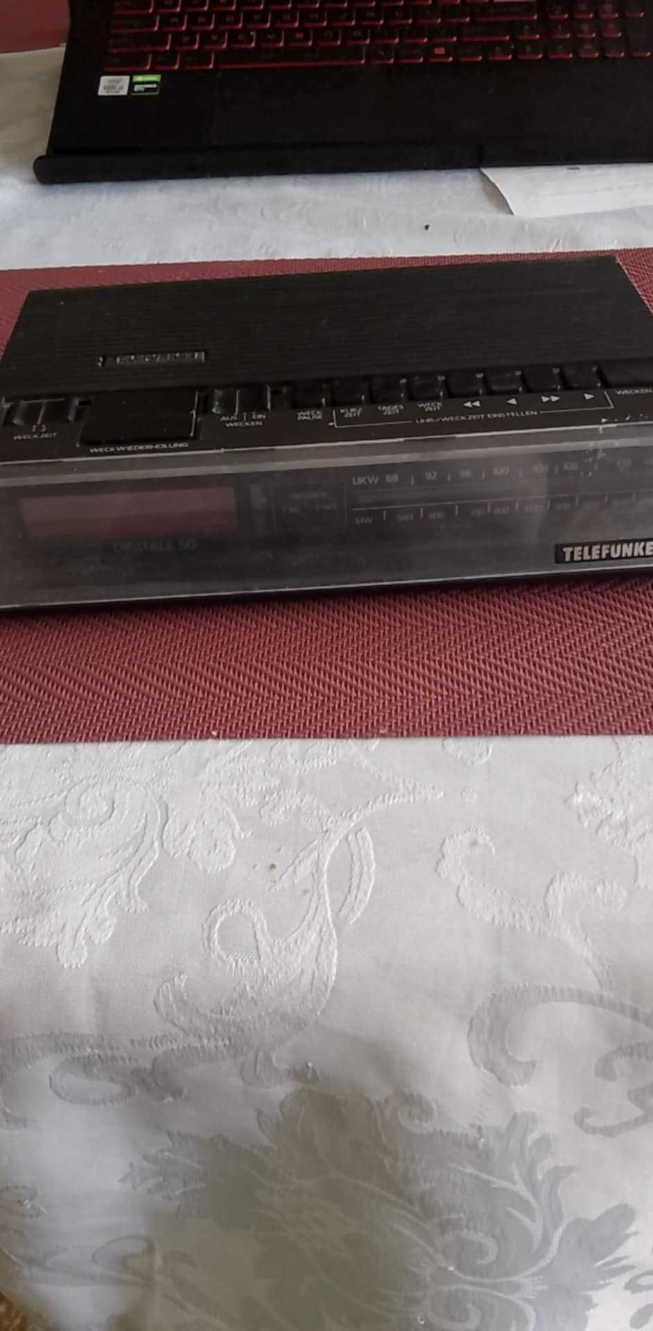 Czarny radiobudzik 1