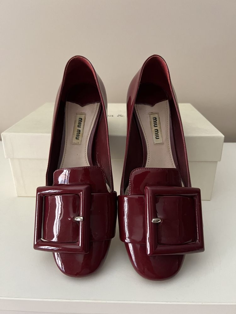 Sapatos Miu Miu em verniz