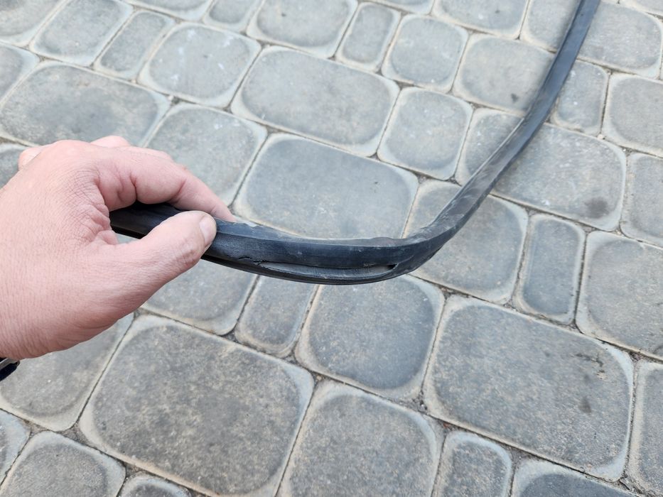 Уплотнитель правой передней двери на Mitsubishi Grandis