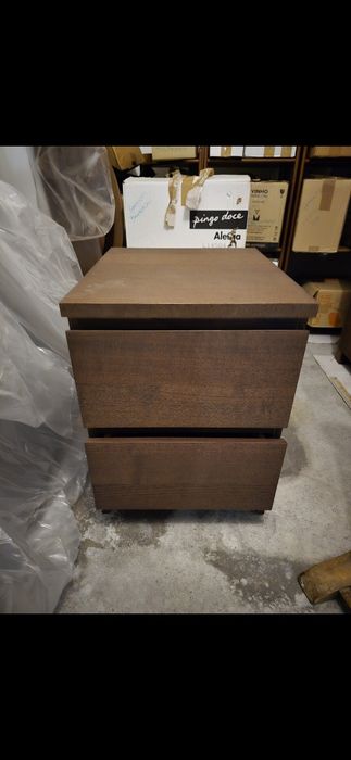 Cama de corpo e meio com gavetoes e mesa de cabeceira