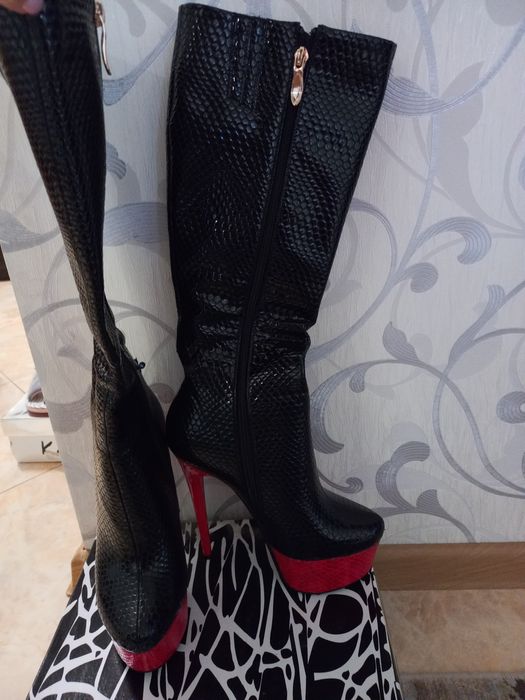 Чоботи осінь на каблучку та платформа стопи