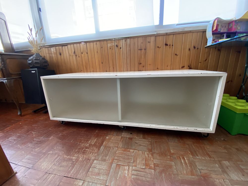 Aparador/consola baixo e contemporâneo