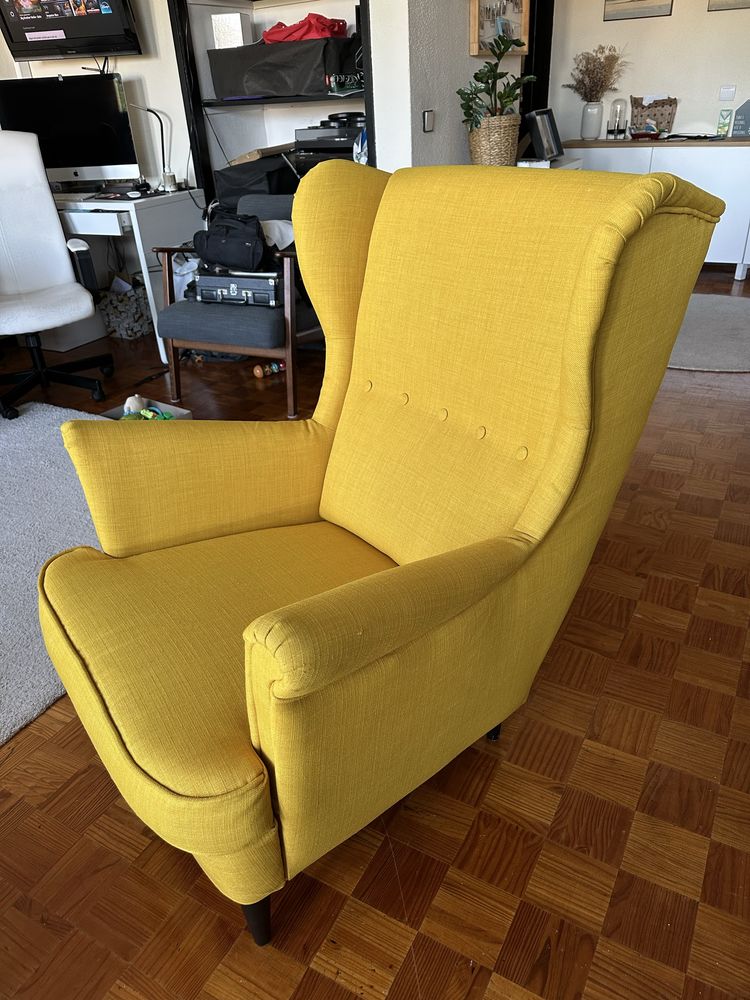 Conjunto Strandmon IKEA poltrona amarela e repousa pés amarelo
