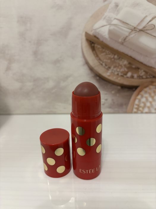 Róż w sztyfcie Estee Lauder