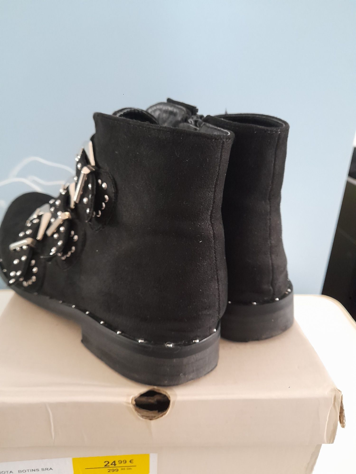 Botas pretas com fivelas 38