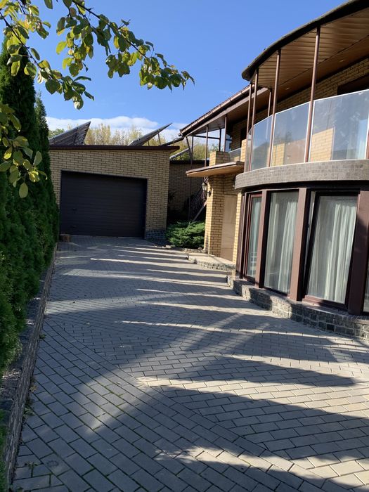 Продається стильний двоповерховий будинок