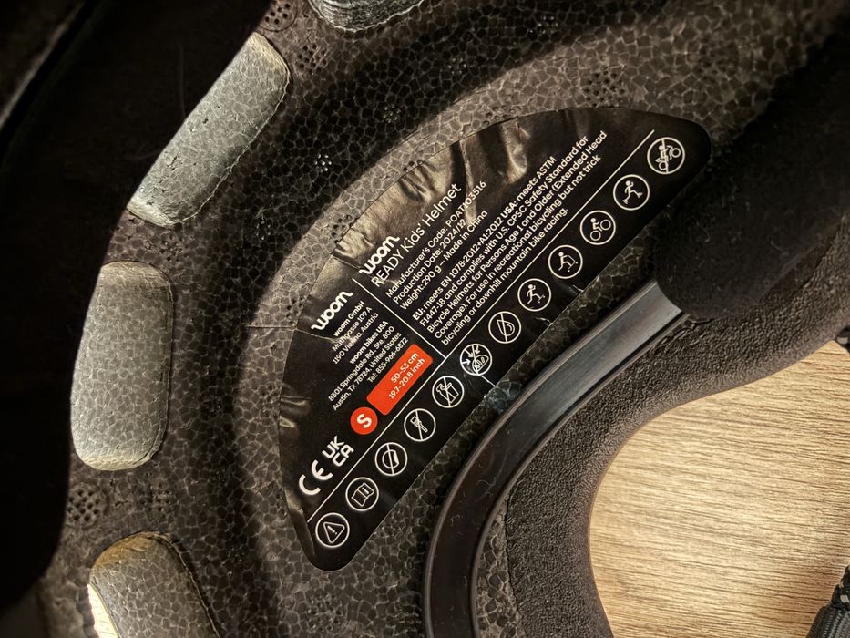 Kask Woom S 50–53 cm czarny – używany, uszkodzony daszek