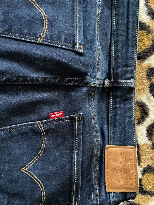 Calças Levis de ganga azul escuro novas muito confortáveis e elásticas
