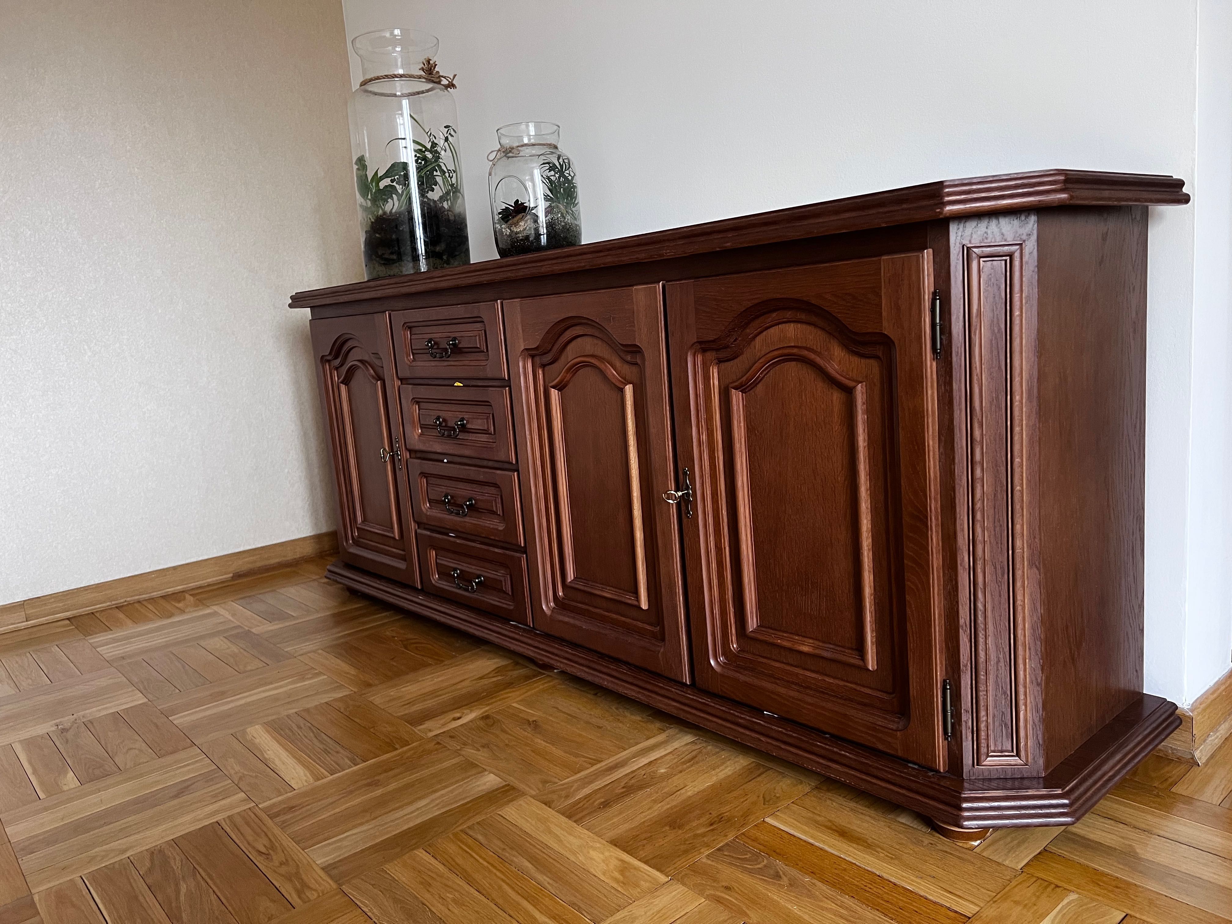 Piękny kredens wykonany z drewna