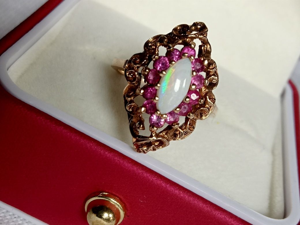 Złoty pierścionek z opalem i rubinami 375/9K szafir perła szmaragd