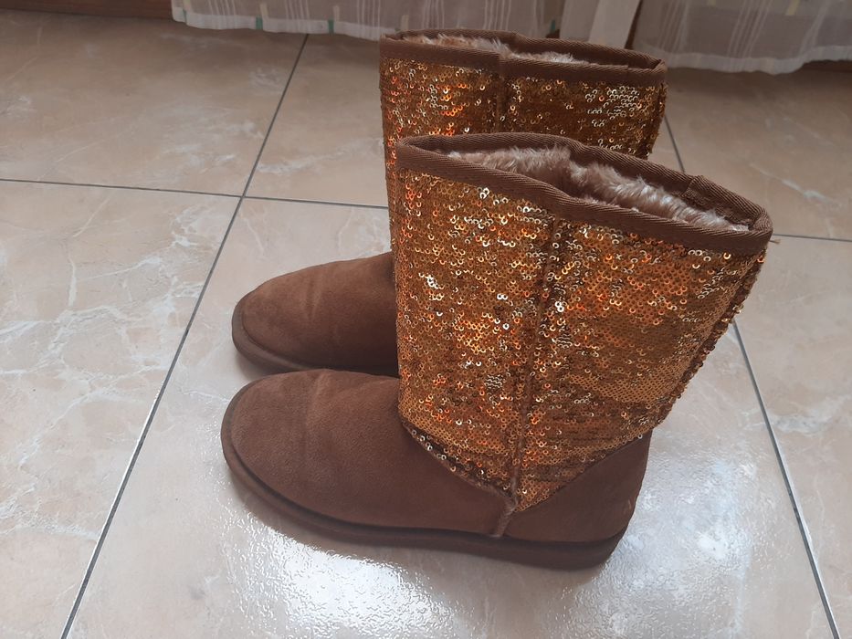 Продам женские угги , зимнии сапоги валенки хорошее состояние, 38р.