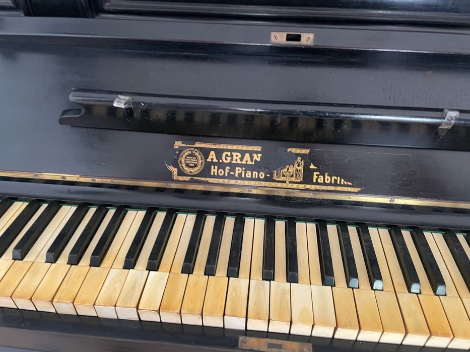 Piano vertical antigo