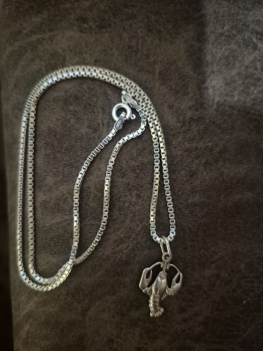 Ланцюжок з підвіскою. І шнурок з хрестиком.