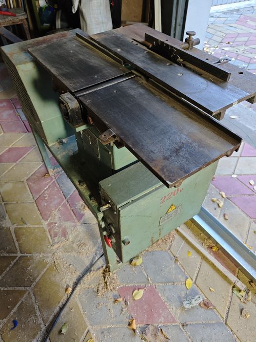 Станок деревобробний