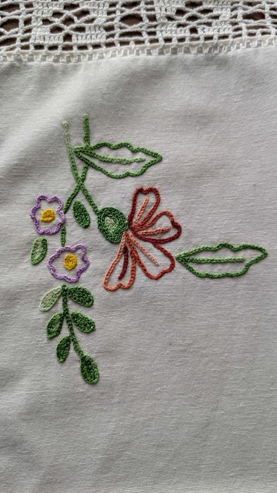 Pano de tabuleiro em linho bordado e renda