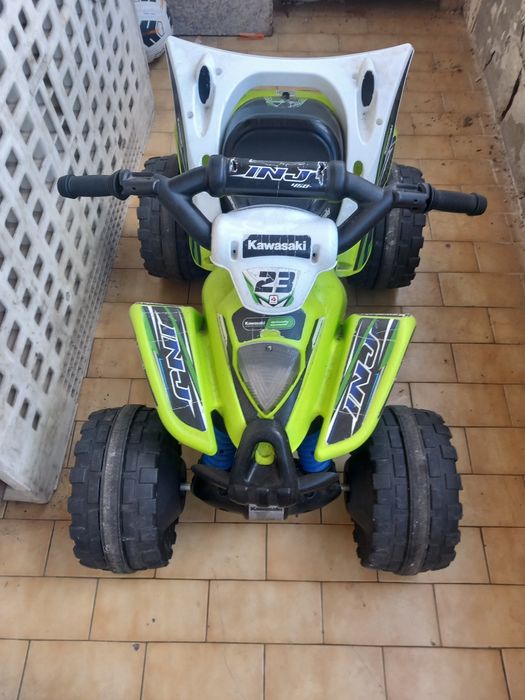 Moto 4 a bateria kawasaki