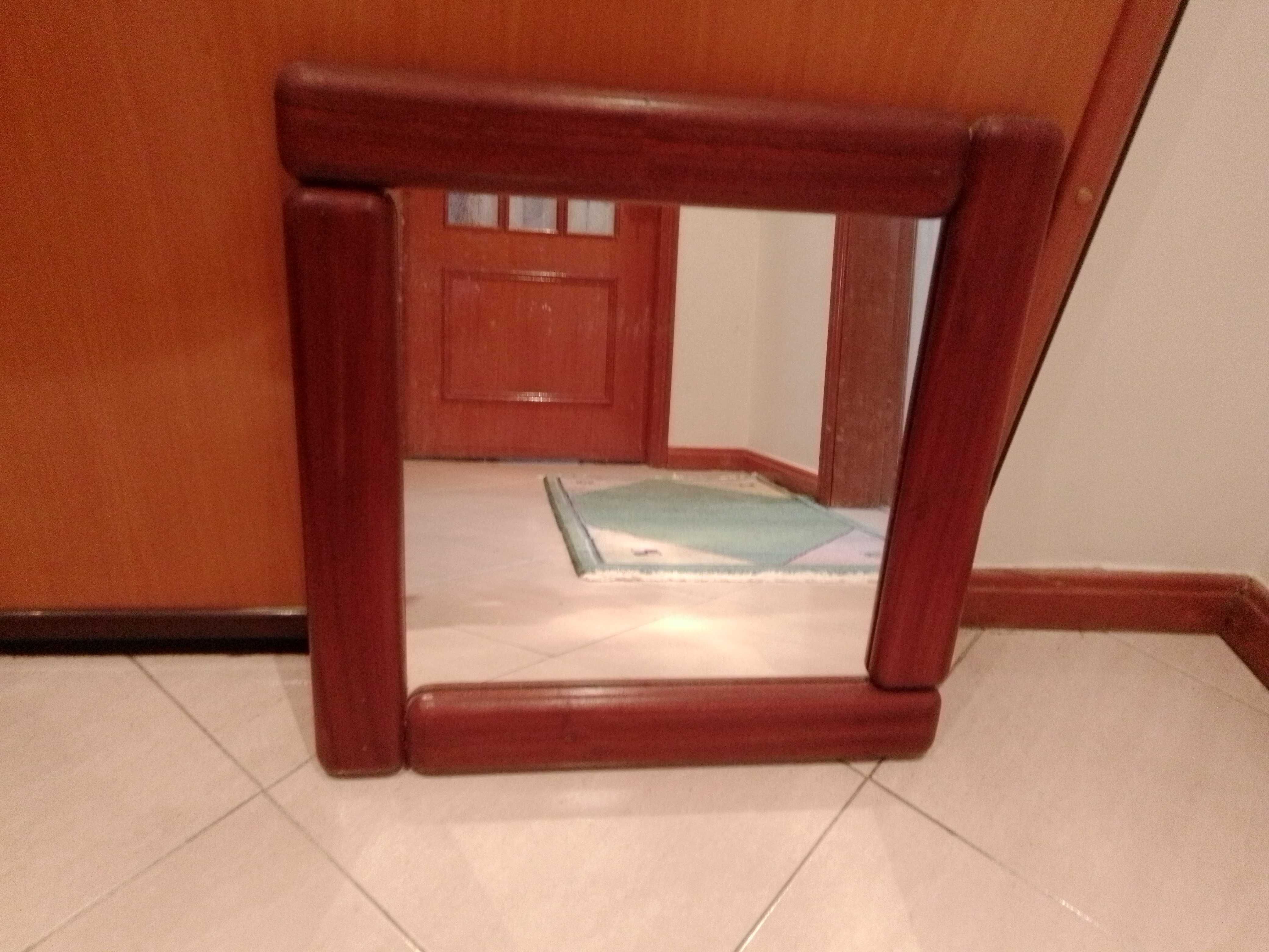 Espelho de madeira.