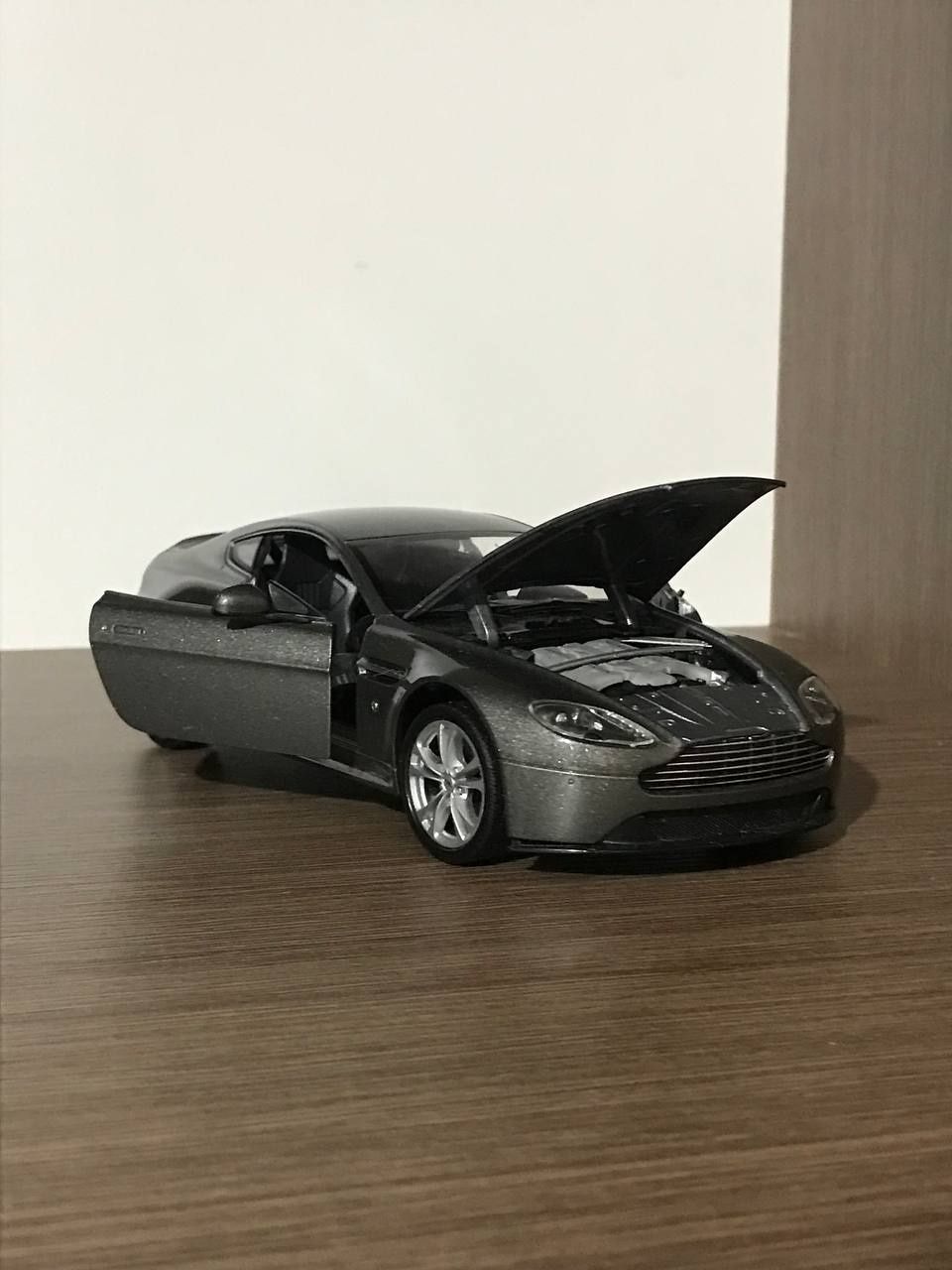 Aston Martin V12 Vantage 1/24 Welly