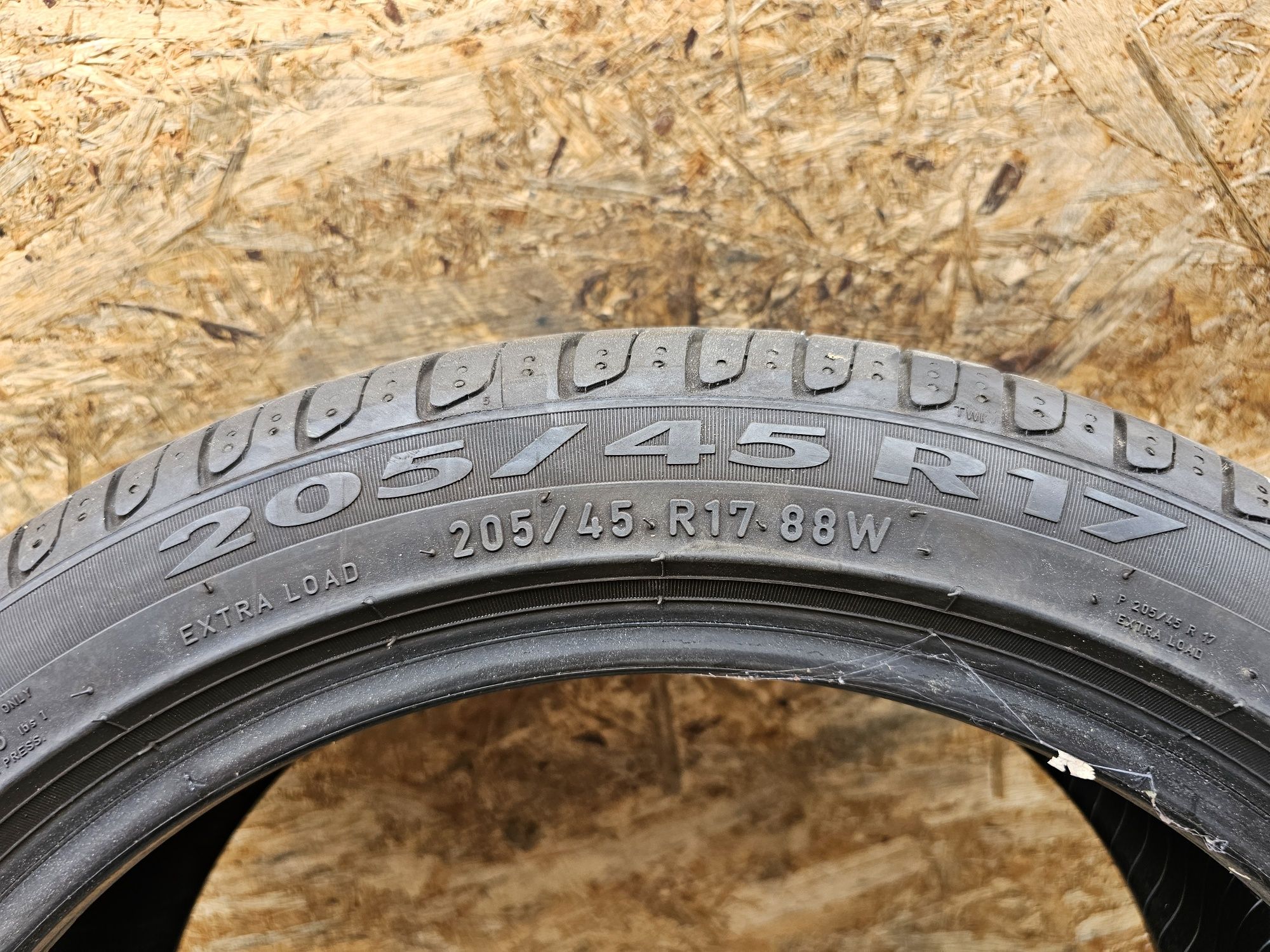 BDB Stan!!  6mm. 205/45 r17 Pirelli Cinturato P7. RUNFLAT. 0317